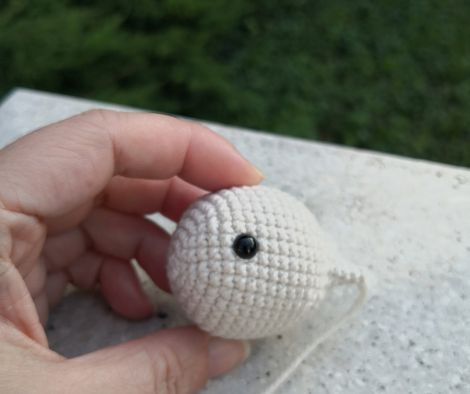 Close-up of the crochet sunflower turtle's head.