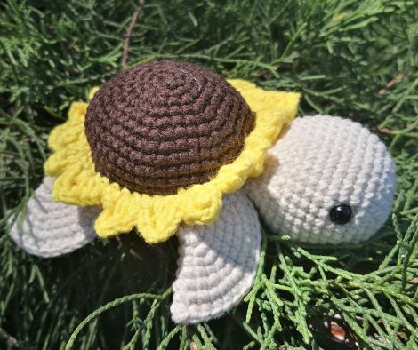Full view of the crochet sunflower turtle in its entirety.